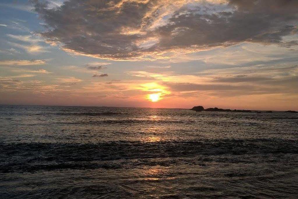 Lucky Seven Beach Resort Hikkaduwa Ngoại thất bức ảnh