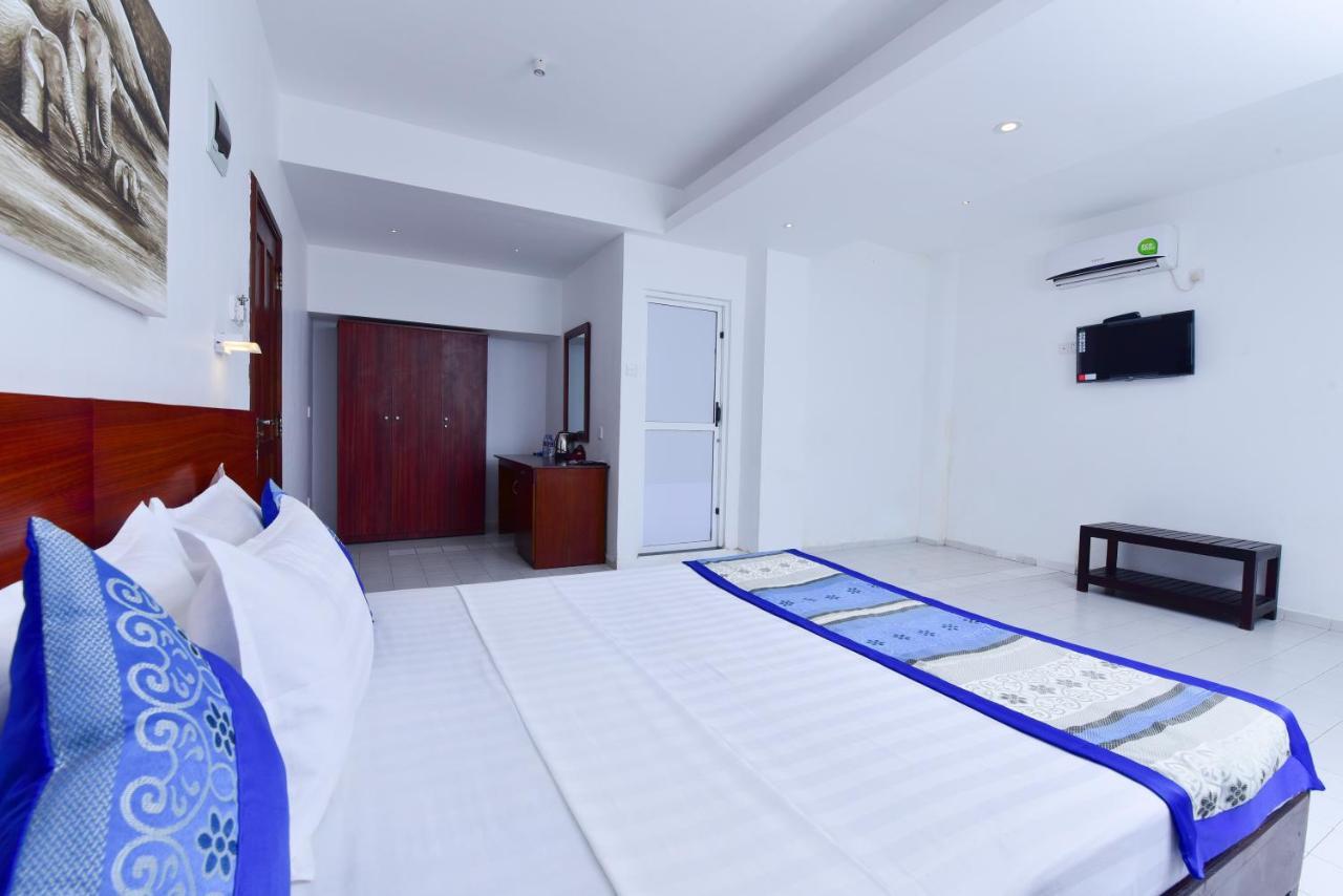 Lucky Seven Beach Resort Hikkaduwa Ngoại thất bức ảnh