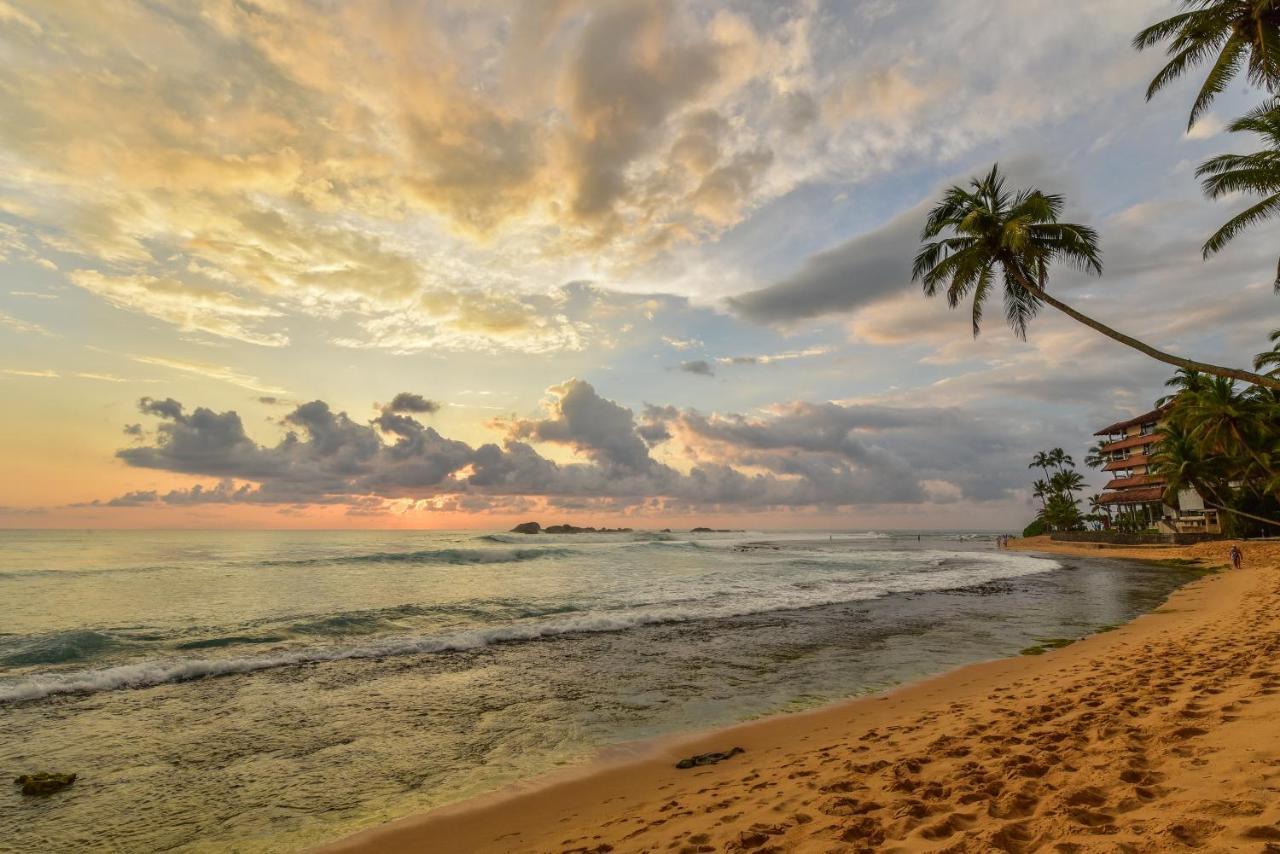 Lucky Seven Beach Resort Hikkaduwa Ngoại thất bức ảnh