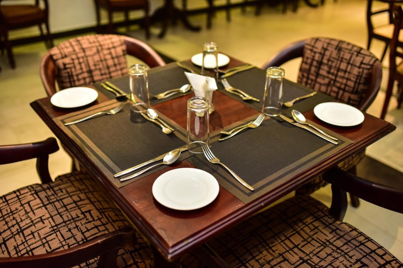 Lucky Seven Beach Resort Hikkaduwa Ngoại thất bức ảnh