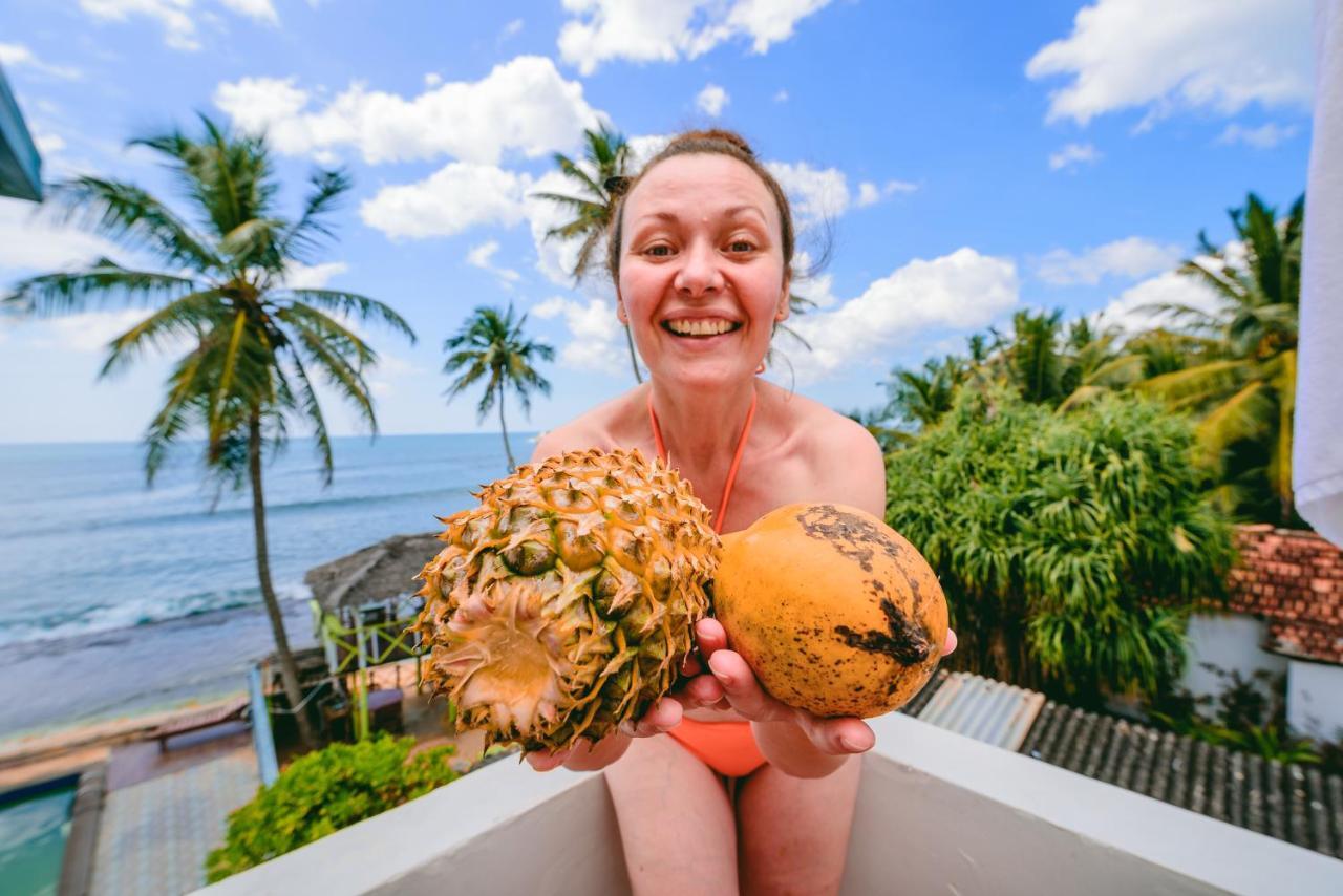 Lucky Seven Beach Resort Hikkaduwa Ngoại thất bức ảnh